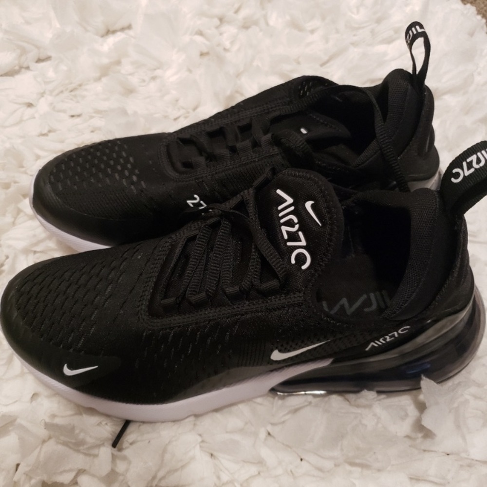 NIKE 270